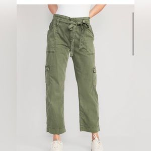 Green Old Navy High-Waisted Tie-Belt Cargo Straight Ankle Pants. XS petite